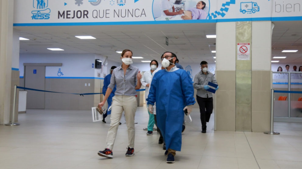 El presidente del directorio del IESS, Jorge Wated, visitó el hospital General Norte de Guayaquil "Los Ceibos", el 5 de mayo.