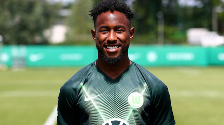 John Yeboah, posando con la camiseta del Wolfsburgo alemán, en 2019.