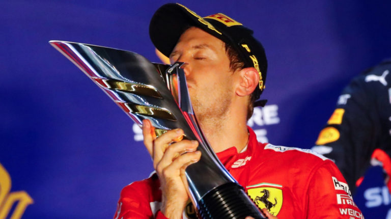 El piloto alemán Sebastian Vettel, de Ferrari, besa su trofeo de primer lugar después de ganar el Gran Premio de Fórmula Uno de Singapur, el 22 de septiembre de 2019.