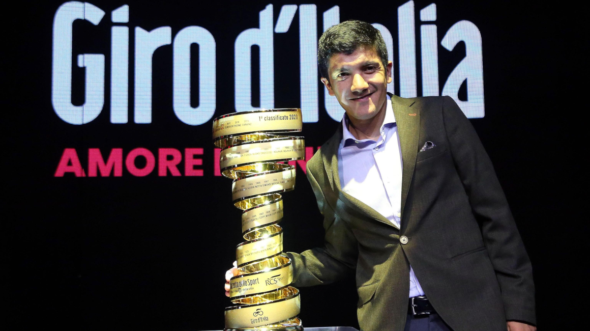 Richard Carapaz posa con el trofeo 'senza fine', que se lleva cada año el ganador del Giro de Italia.