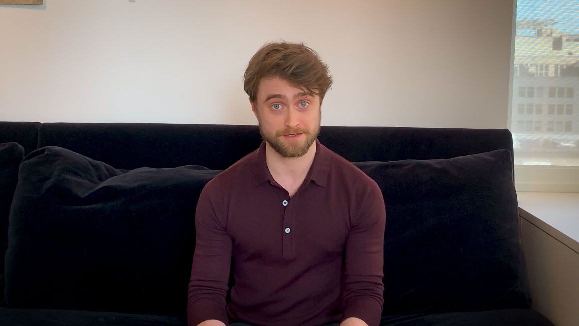 Daniel Radcliffe en el video promocional de su lectura del primer capítulo del primer libro de la saga de Harry Potter.