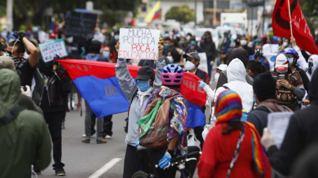Estudiantes universitarios protestan por el recorte presupuestario, en Quito