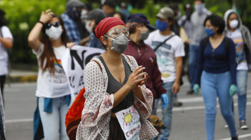 Estudiantes protestan en los exteriores de la Universidad Central, el martes 5 de mayo de 2020.