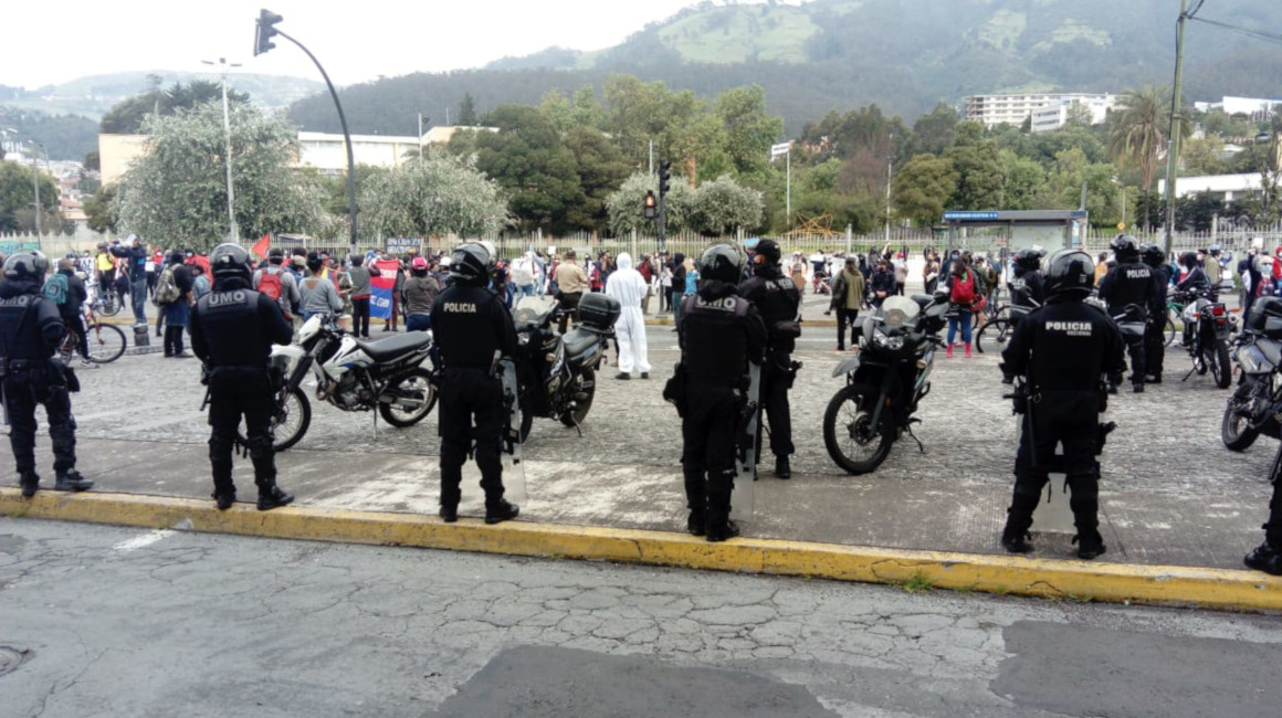 Estudiantes protestan en los exteriores de la Universidad Central, el martes 5 de mayo de 2020.