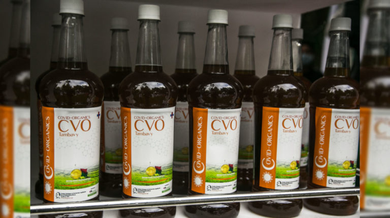 El pasado 22 de abril, el presidente malgache Andry Rajoelina anunció la creación de la Covid-Organics, una bebida herbal a base de artemisia -desarrollada por el Instituto Malgache de Investigación Aplicada- para prevenir y curar la Covid-19.