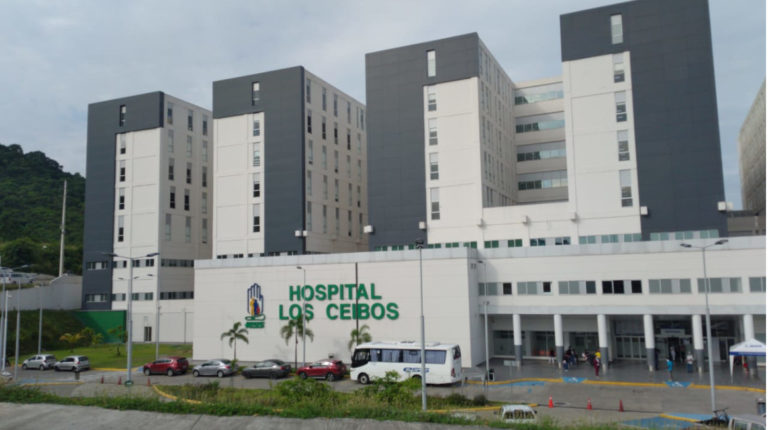 Fachada del hospital de Ceibos, en Guayaquil.