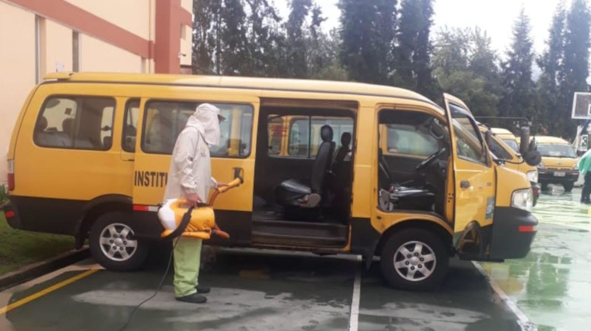 Un conductos de la Federación de Transporte Escolar e Institucional del Ecuador limpia su furgoneta, este 30 de abril de 2020. 