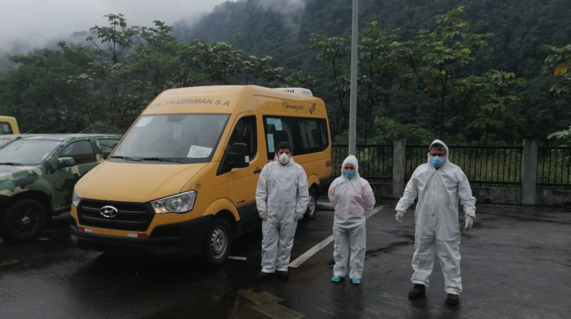 Conductores de la Federación de Transporte Escolar e Institucional del Ecuador con sus trajes de bioseguridad para evitar la propagación del coronavirus, este 30 de abril de 2020. 