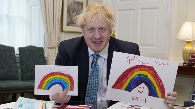 Boris Johnson muestra unas tarjetas enviadas por niños, con mensajes positivos, durante su recuperación del coronavirus, este sábado 2 de mayo.