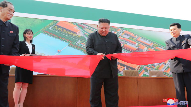 Una foto publicada por la Agencia de Noticias Central de Corea del Norte (KCNA), este sábado 2 de mayo, muestra al líder norcoreano Kim Jong-un cortando una cinta en una ceremonia de finalización de una fábrica.
