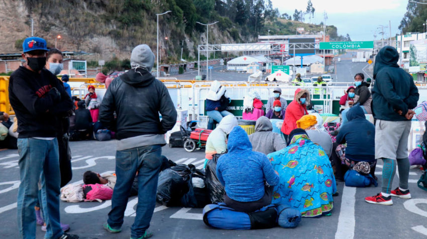 Ciudadanos  venezolanos  descansando en el Puente Internacional Rumichaca en la frontera de Colombia, en Tulcán, Ecuador, el 29 de abril de 2020.