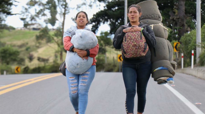 Dos ciudadanas venezolanas caminan cerca del Puente de Rumichaca, en la frontera de Ecuador con Colombia, el jueves 29 de abril de 2020.