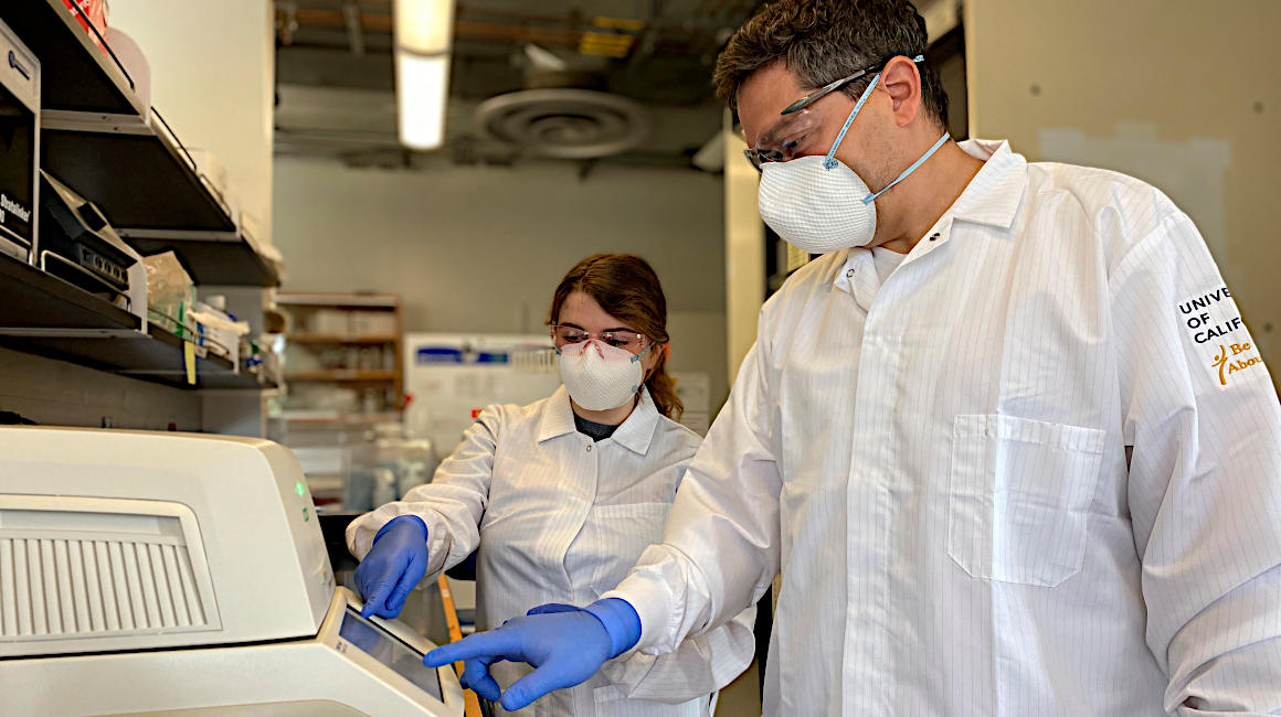 El ecuatoriano Diego Fernando Acosta Alvear, especialista en biología molecular, junto a Sabrina Solley, bioquímica y viróloga, en su laboratorio en Santa Bárbara (Estados Unidos), el jueves 30 de abril de 2020.