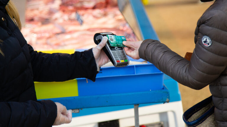 La tecnología NFC evita el contacto físico durante las transacciones de pago.