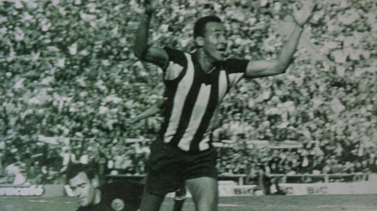 Alberto Spencer celebra su gol ante el Real Madrid en la Copa Intercontinental, en 1966.