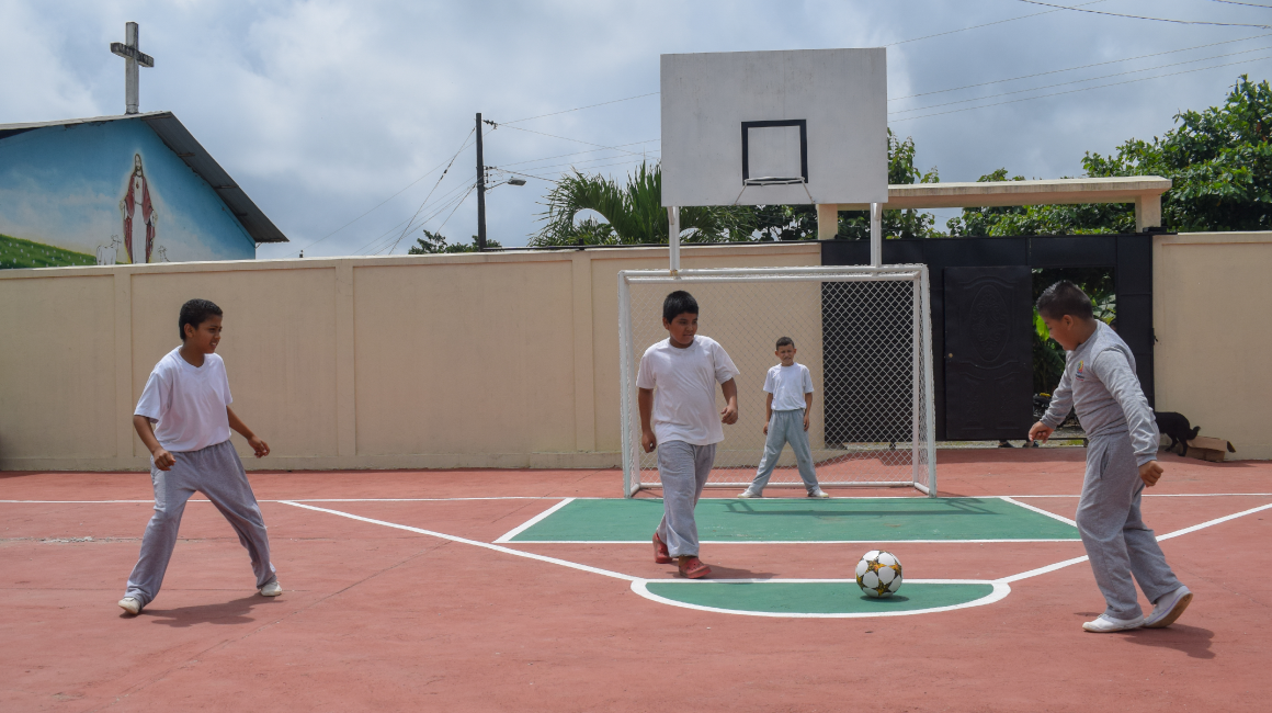 Imagen ilustrativa de niños jugando en el patio de una escuela en Guayaquil. 