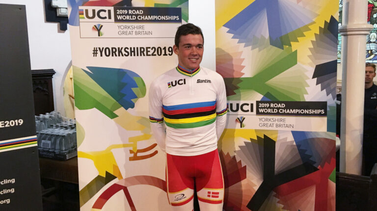 Mads Pedersen, de Dinamarca, posa con la camiseta arcoiris después de ganar el Campeonato Mundial de Ciclismo en Yorkshire, Reino Unido, el 29 de septiembre de 2019.