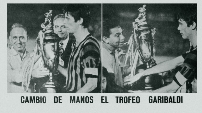 Cesare Maldini, capitán del AC Milan, recibe el trofeo de la Sociedad de Italianos Garibaldi y luego lo entrega a Luciano Macías, capitán de Barcelona.