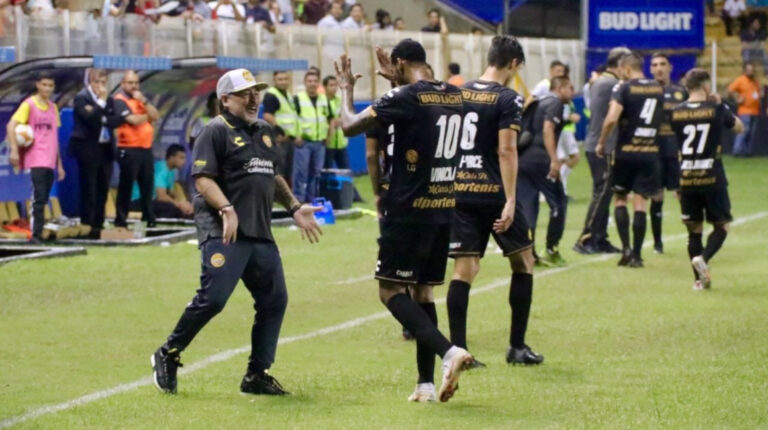Vinicio Angulo celebra un gol con Diego Maradona, en el Dorados de Sinaloa.