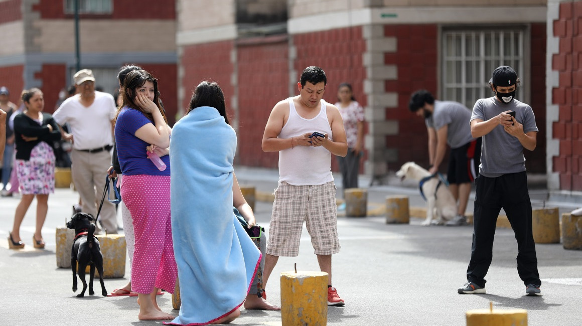 Personas salen de sus hogares después de escuchar la alerta sísmica en diferentes alcaldías de Ciudad de México, el 23 de junio.
