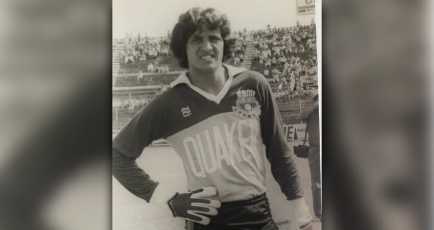 Morales debutó en el fútbol en 1983. 