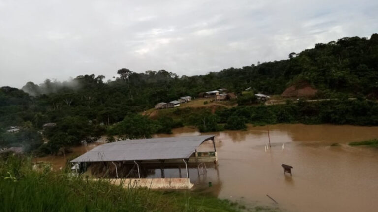 Al menos 37 familias de la comunidad Waorani Miwaguno fueron afectadas por la crecida del río Shiripuno, en Orellana, este 21 de junio de 2020.