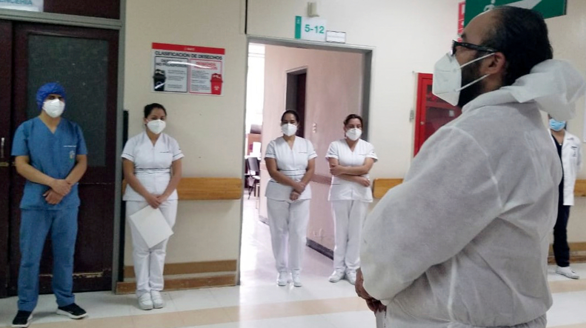 El gobernador del Azuay visitó la Unidad de Cuidados Intensivos del Hospital José Carrasco Arteaga, en Cuenca, este 17 de junio.