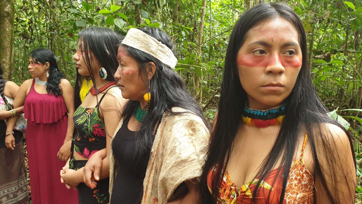 Miembros de la comunidad Sapara realizan un ritual denominado Kamunguishi, en Llamchamacocha (Ecuador)