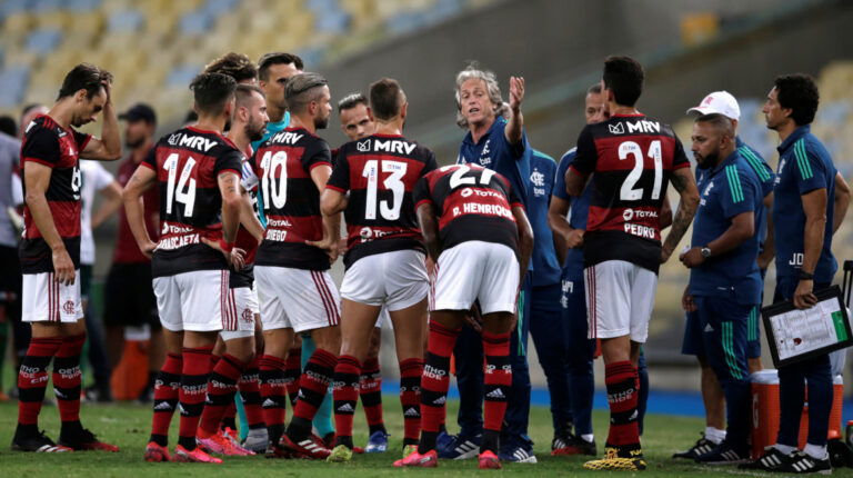 Jorge Jesús, entrenador de Flamengo, habla con sus jugadores durante el partido ante Portuguesa, por el Campeonato Carioca, en el estadio Maracaná de Río de Janeiro, el 14 de marzo de 2020.