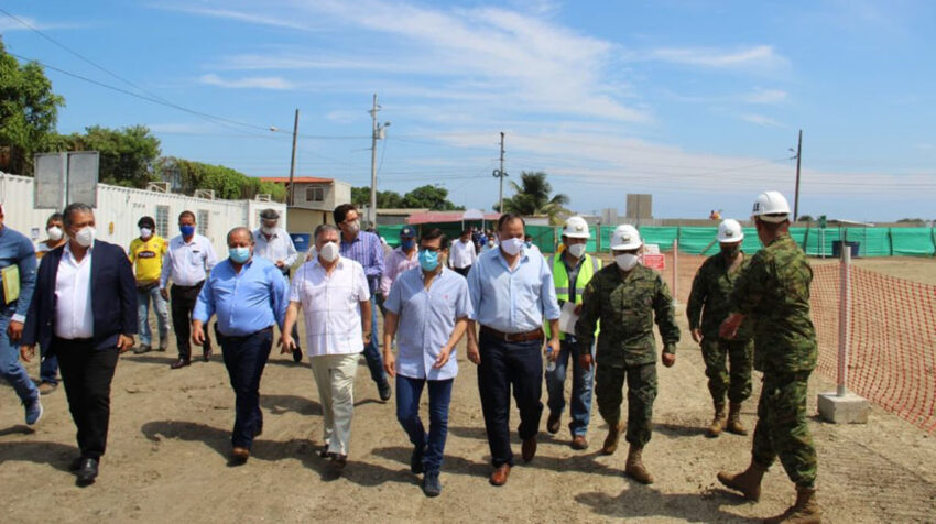 El viceministro de Salud, Ernesto Carrasco, recorrió la construcción del Hospital de Pedernales junto a representantes del Cuerpo de Ingenieros del Ejército el 16 de junio de 2020.