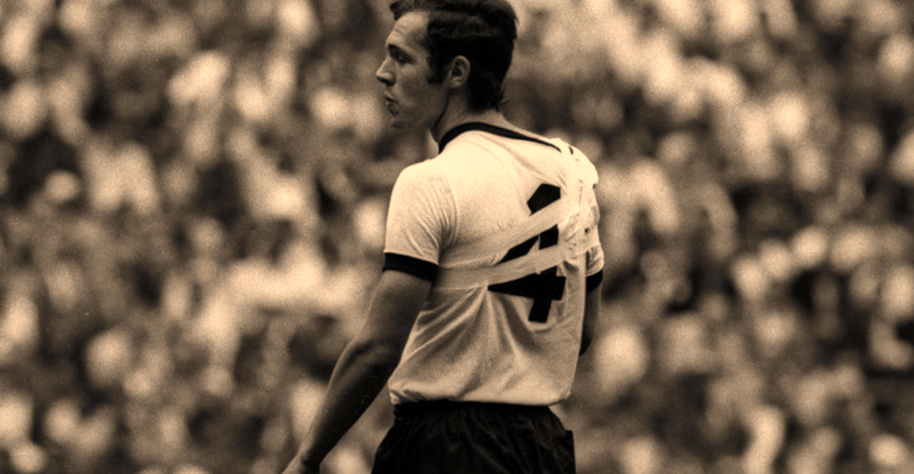 Franz Beckenbauer jugó el tiempo adicional con el brazo dislocado.