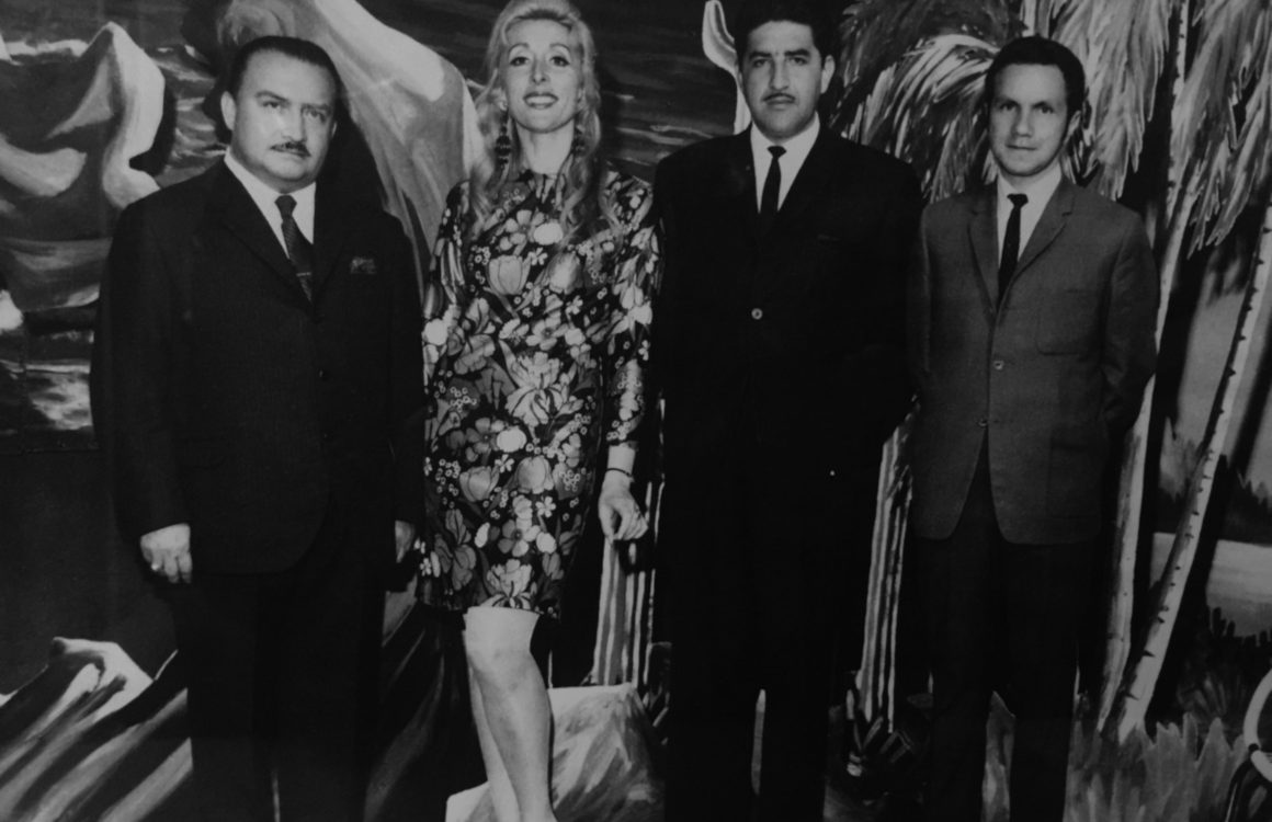 Foto en el set de Canal 5, a inicios de los años 70, de José Cardoso, Osmara de León, Fabián Molineros, Galo Orellana.