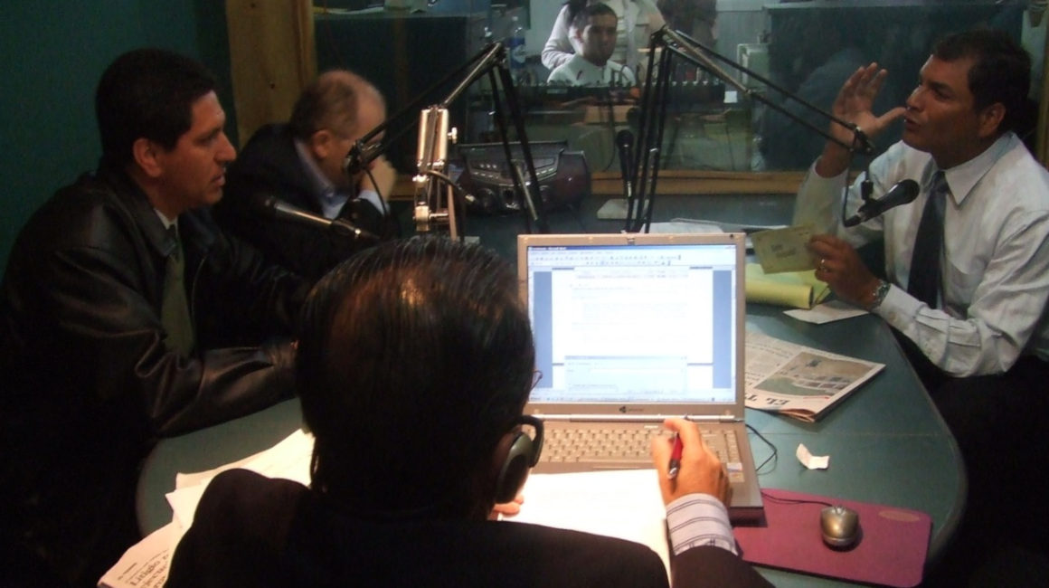 Una entrevista en el año 2007 del presidente Rafael Correa, con los periodistas Jorge Piedra, Fernando Valencia y Gustavo Cardoso.