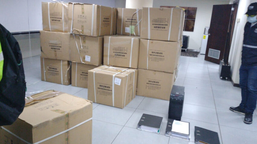 La Fiscalía, con ayuda de la Policía Nacional, allanó las oficinas de uno de los proveedores del hospital básico de Durán, el 16 de junio. 