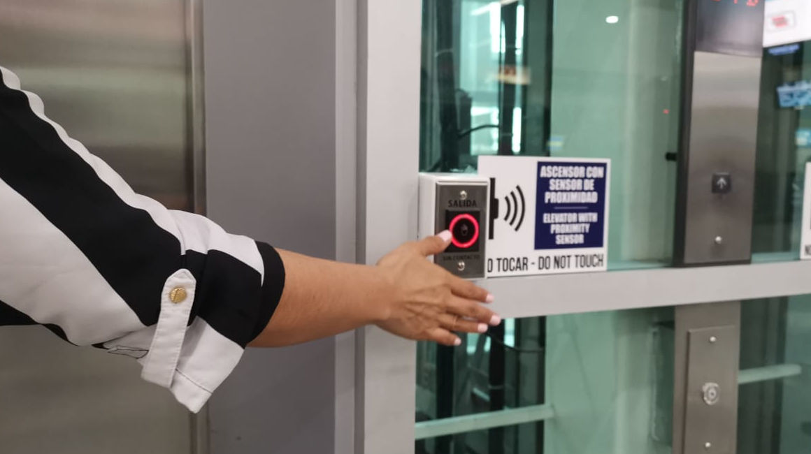 Ascensor con censor en el Aeropuerto Internacional José Joaquín de Olmedo, en Guayaquil, el 15 de junio de 2020. 