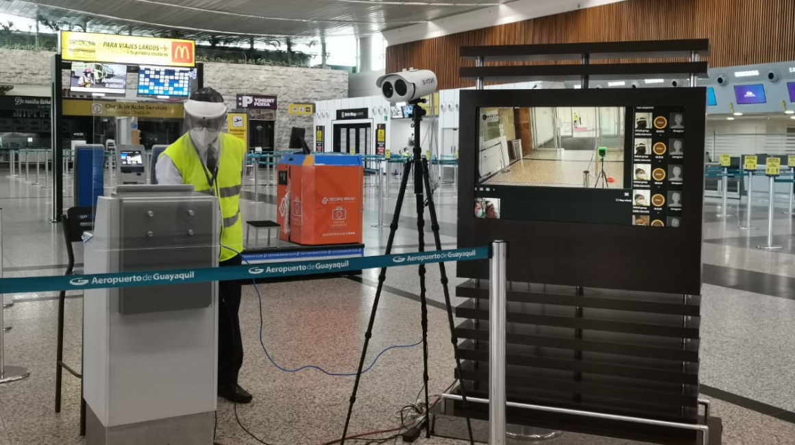 Una cámara térmica en la entrada del aeropuerto de Guayaquil, el 15 de junio de 2020. 
