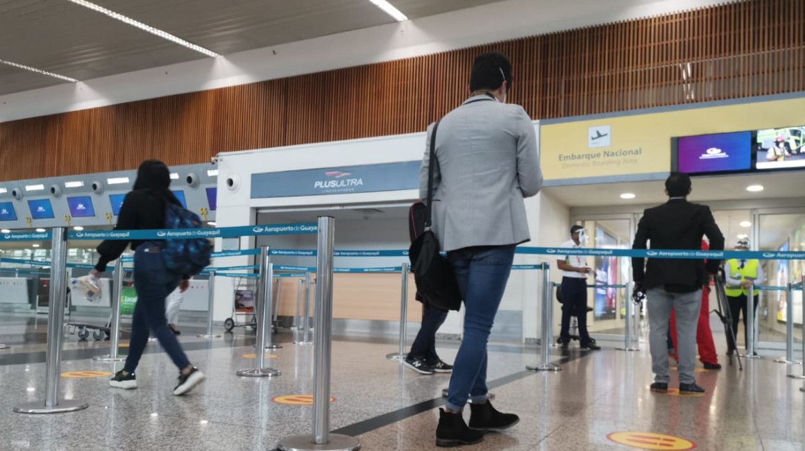 Personas ingresan a la zona de control del aeropuerto de Guayaquil, el 15 de junio de 2020. 