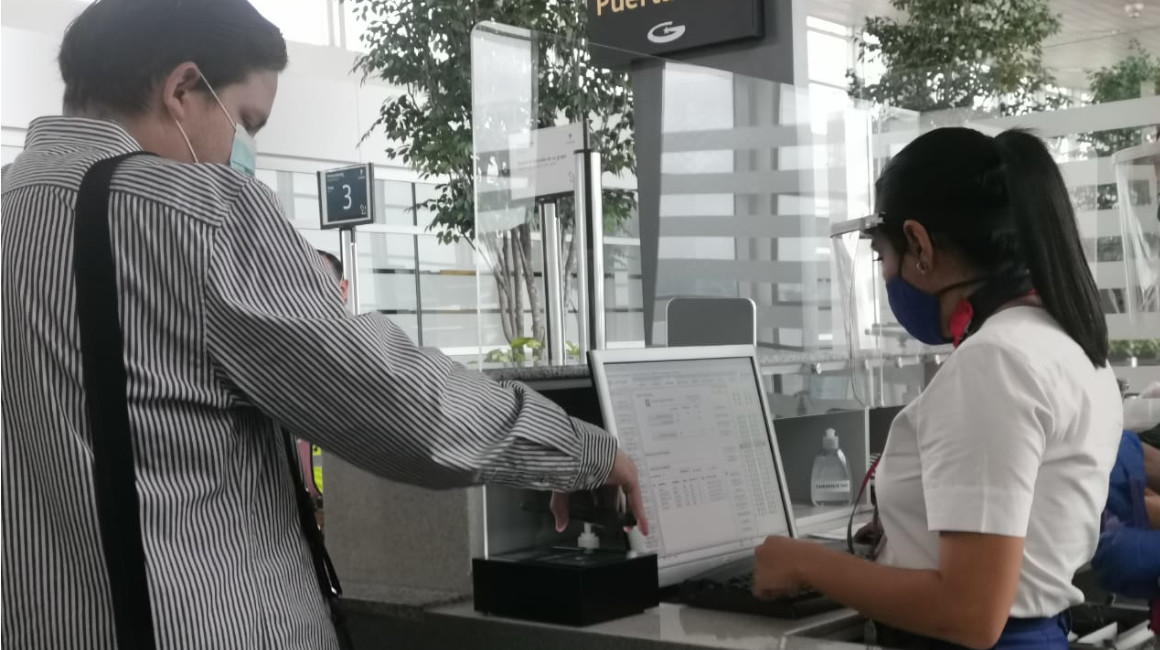 En el aeropuerto de Guayaquil, un hombre muestra su pase de abordar en su celular, el 15 de junio de 2020. 
