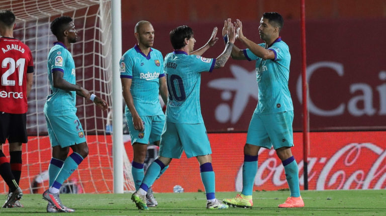Lionel Messi y Luis Suárez celebran el gol del argentino, en la victoria del FC Barcelona sobre el Mallorca, el sábado 13 de junio de 2020.