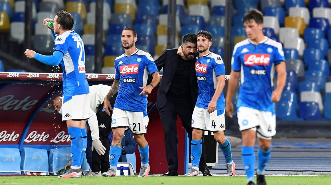 El delantero del Nápoles, Dries Mertens, festeja con el entrenador Gennaro Gattuso después de marcar el empate durante la semifinal de la Copa de Italia ante el Inter de Milán, en el estadio San Paolo en Nápoles, Italia, el 13 de junio de 2020.