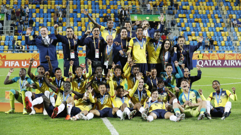 FIFA Jugadores, cuerpo técnico y auxiliares de la selección ecuatoriana festejan el tercer lugar en el Mundial Sub 20 de Polonia 2019.