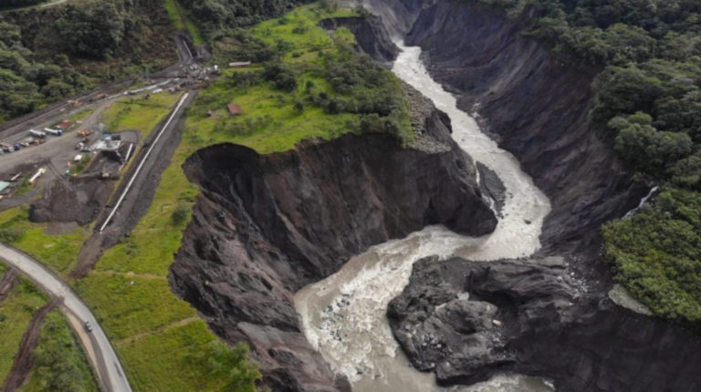 Imagen del 7 de junio. La erosión regresiva en el río Coca avanza y pone en riesgo infraestructura estratégica para el país.