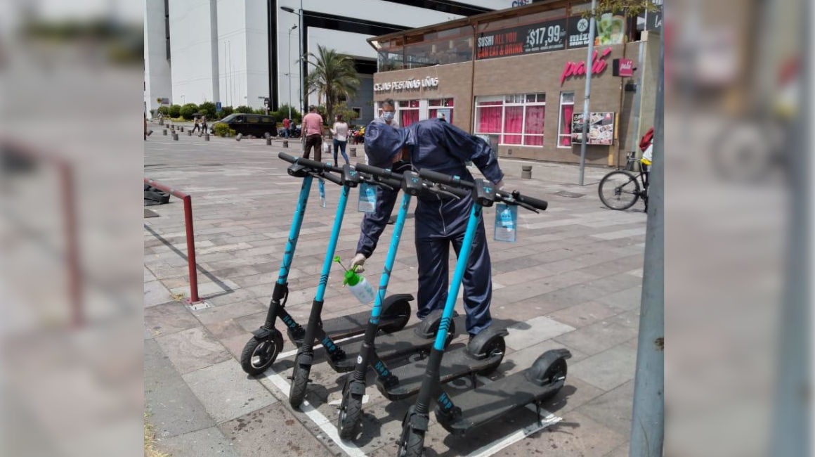 En junio de 2020, personal de Hop Scooter desinfecta monopatines eléctricos, en el centro norte de Quito.