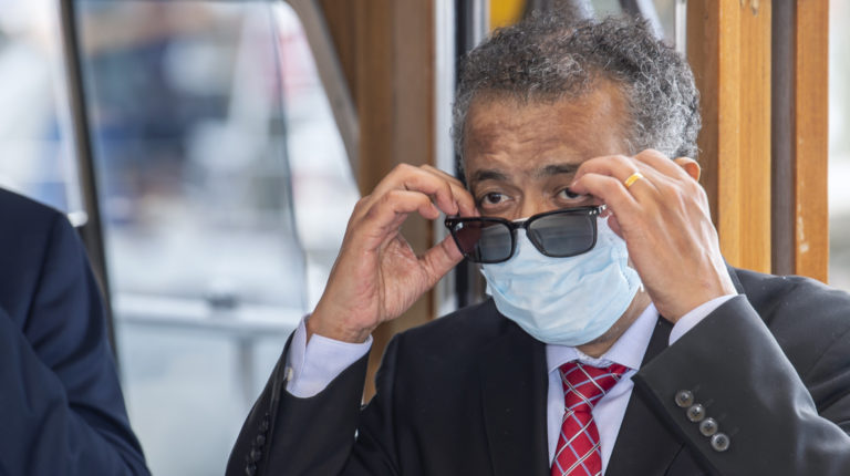 Tedros Adhanom Ghebreyesus, Director General de la Organización Mundial de la Salud (OMS) se puso una máscara protectora durante la ceremonia de relanzamiento del chorro de agua después de ser detenido durante la crisis de salud del coronavirus Covid-19, en Ginebra, Suiza, el 11 de junio de 2020.