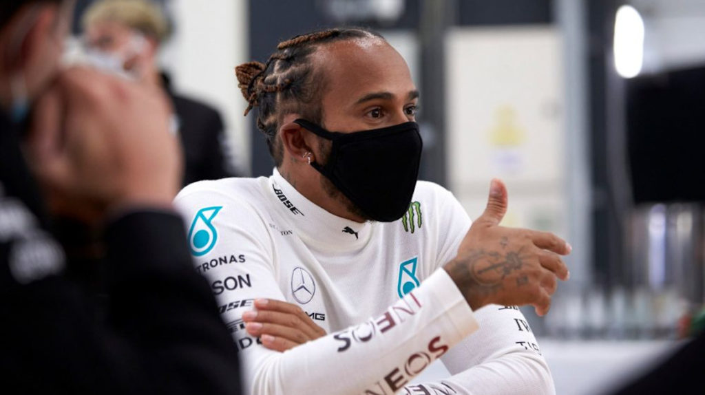 Hamilton dice estar feliz tras volver a las pistas en Silverstone