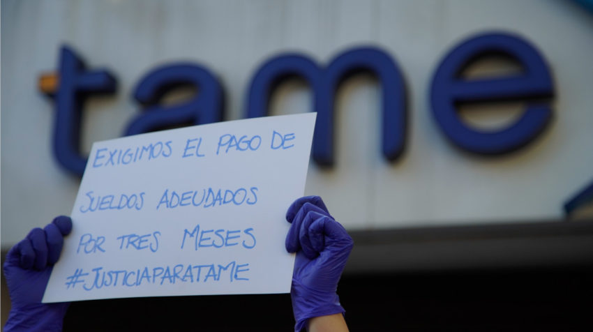 Un trabajador de Tame sostiene un cartel durante un plantón por el cierre de la empresa, el 22 de mayo de 2020. 