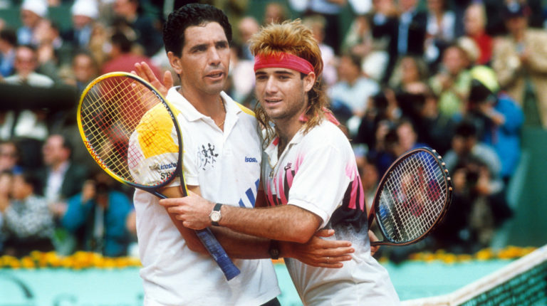 Andre Agassi felicita a Andrés Gómez, después de que el ecuatoriano se coronara campeón de Roland Garros, el 10 de junio de 1990, en París.