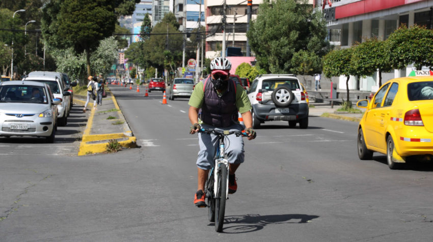 Una persona va en bicicleta, este martes 9 de junio, en la avenida Amazonas, en Quito 