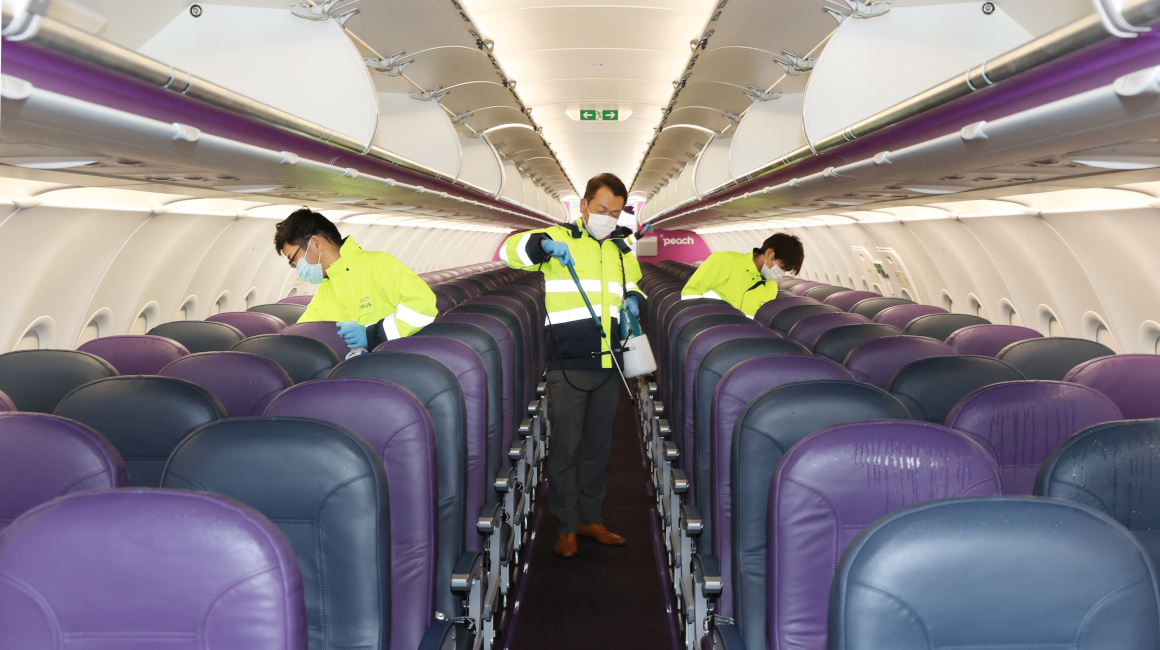 Trabajadores limpian el interior de un avión en el aeropuerto de Kansai, Kanku, en la prefectura de Osaka, el 5 de junio de 2020.