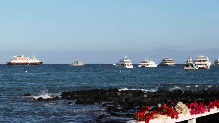 Vista de cruceros desde Puerto Ayora, Galápagos.